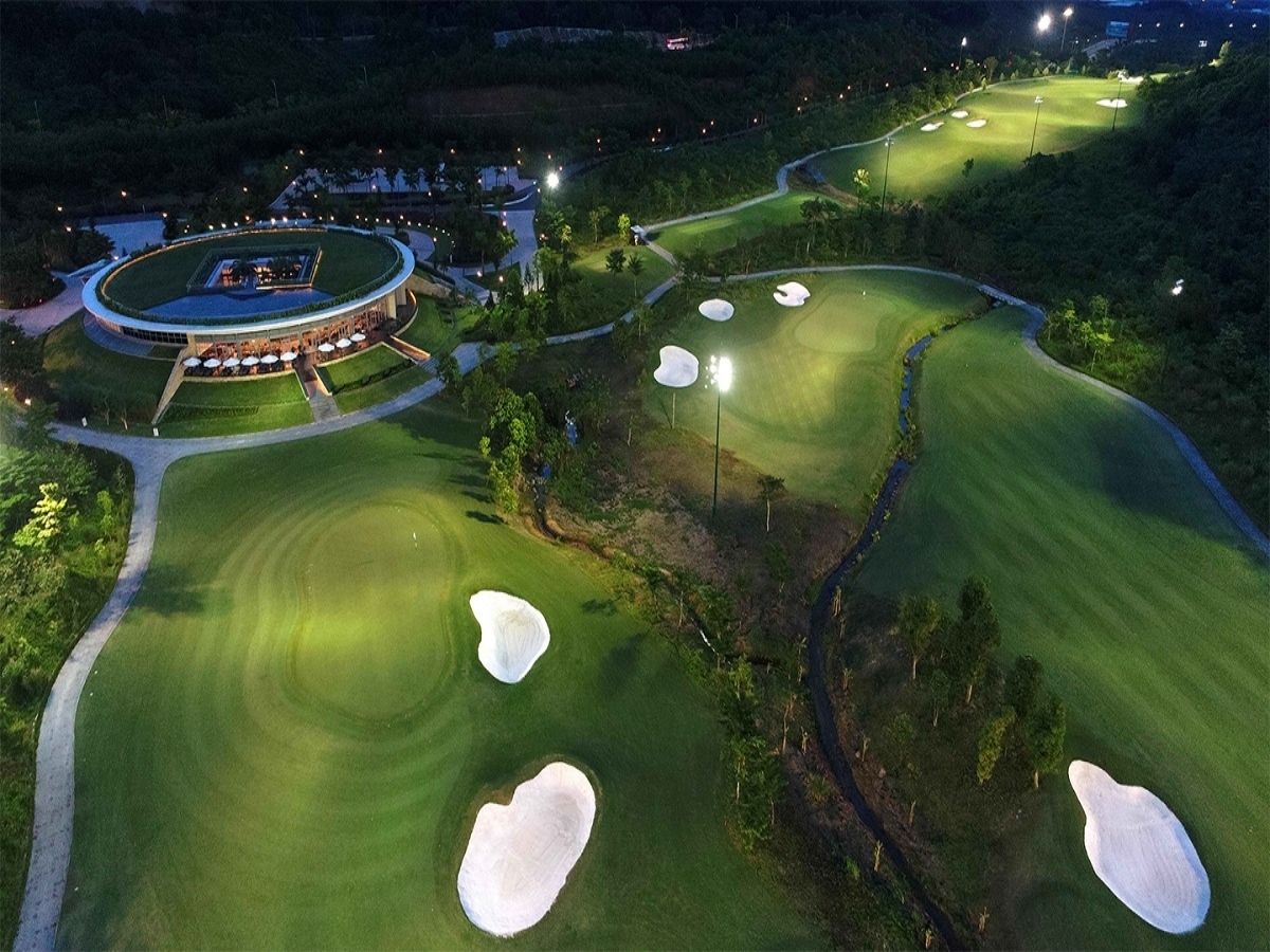 Điểm khác biệt nổi bật tại Sân golf Ba Na Hills là toàn bộ 18 hố đều được lắp đặt hệ thống chiếu sáng hiện đại đạt chuẩn quốc tế.