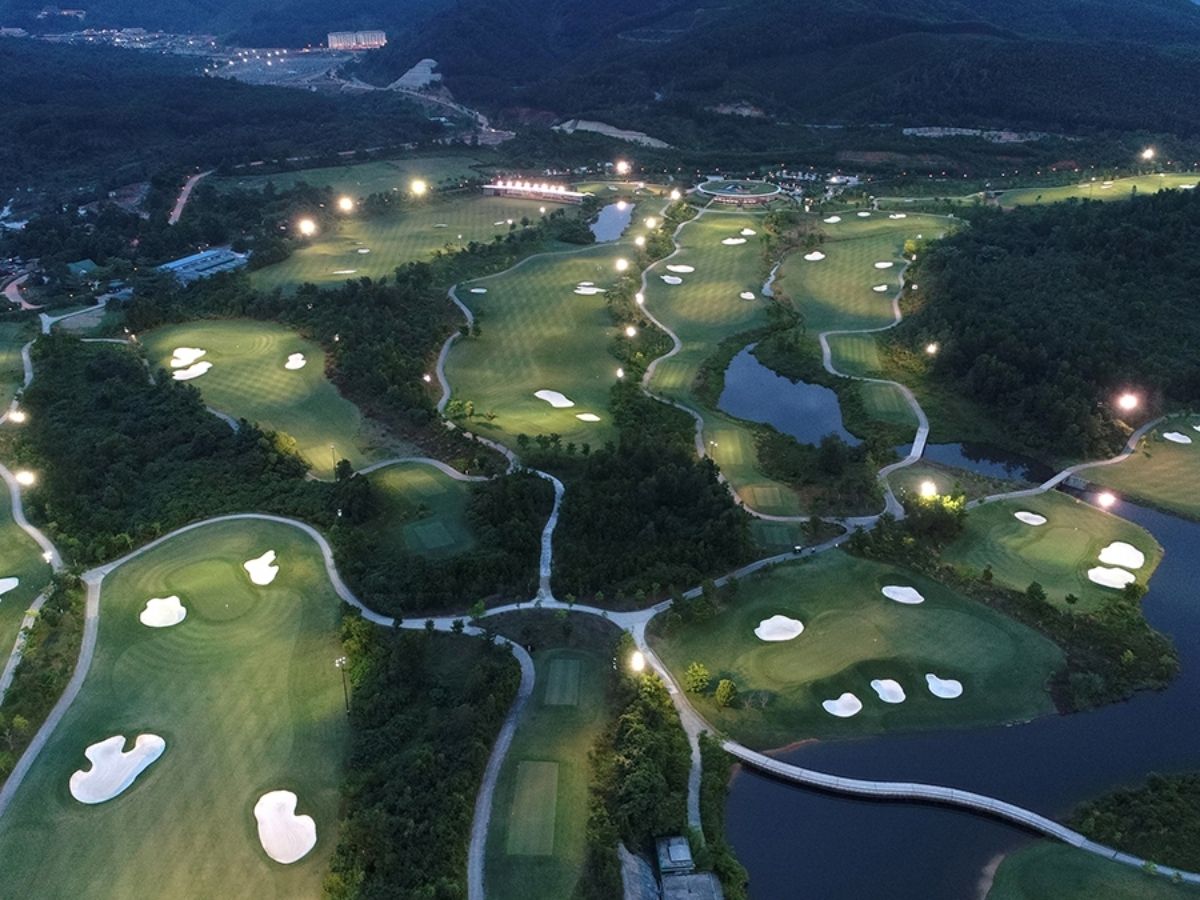 Từ trung tâm thành phố Đà Nẵng, du khách di chuyển tới Sân golf Ba Na Hills qua đường Bà Nà – Suối Mơ.