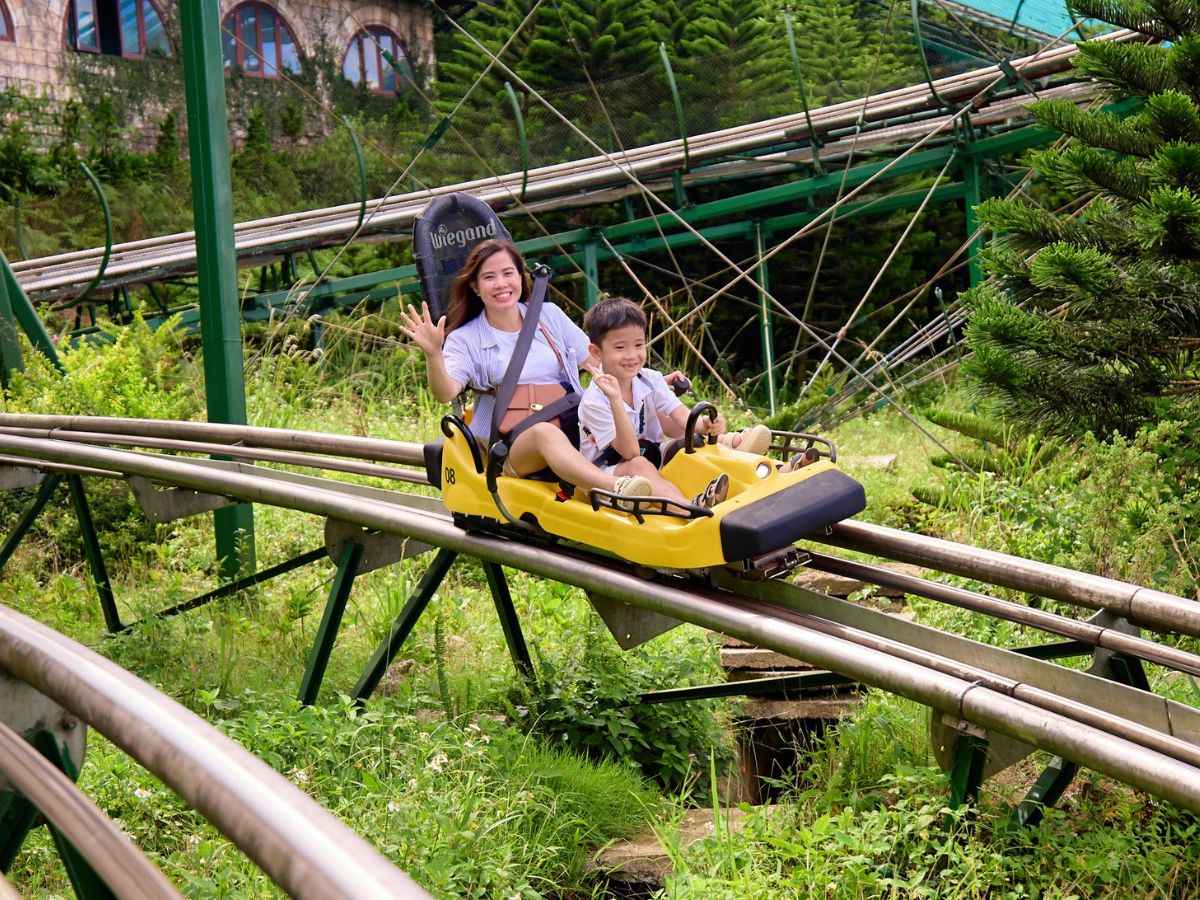 Máng trượt tốc độ là trò chơi hấp dẫn du khách tại Bà Nà Hills, nổi tiếng với sự kết hợp giữa tốc độ phấn khích và cảnh quan thiên nhiên hùng vĩ.