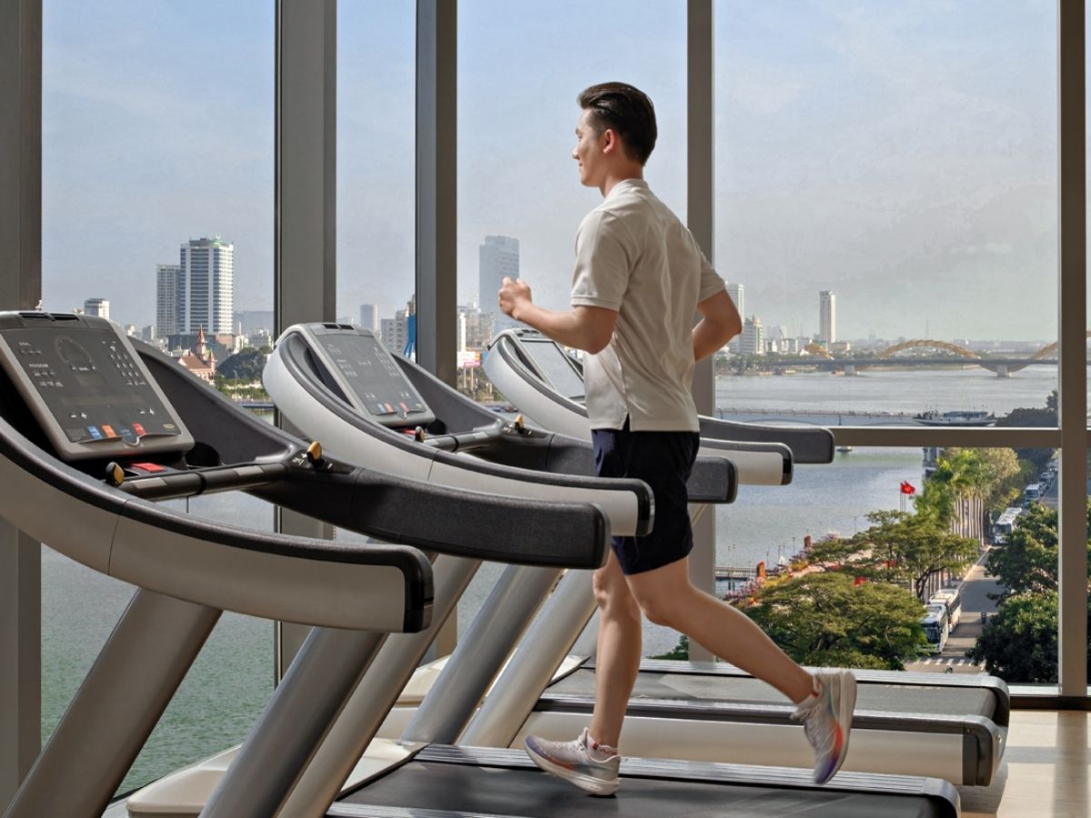 Phòng gym ở tầng 5 mở cửa miễn phí, trang bị hiện đại, đáp ứng nhu cầu vận động của cả gia đình.