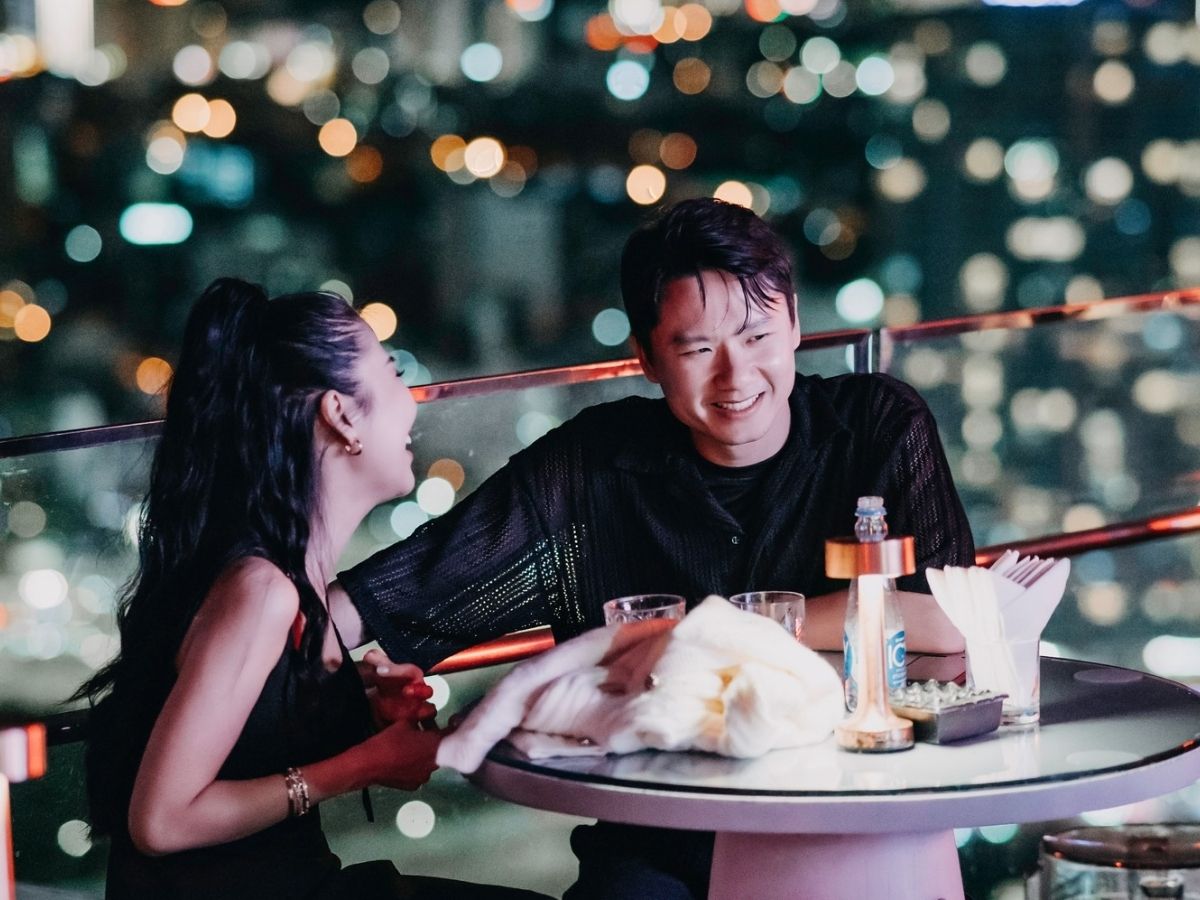 Để sở hữu những bức ảnh check-in tại Bar Sky36 thật ấn tượng, bạn nên đặt bàn trước và ưu tiên chọn khu vực ngoài trời tầng 36 gần quầy bar.