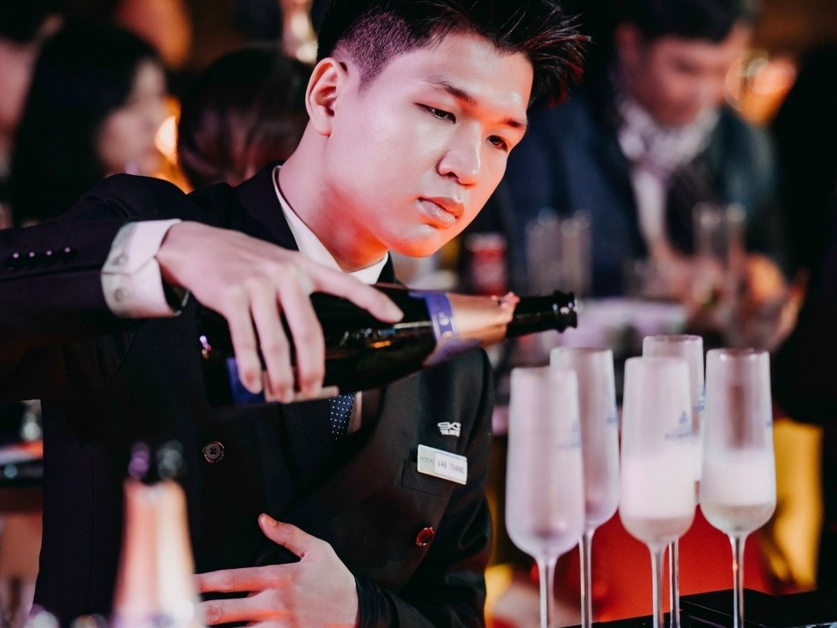 Bạn có thể tận dụng thực đơn đa dạng trong combo đồ uống tại Bar Sky36 bằng cách nhờ bartender pha chế cocktail theo sở thích cá nhân.