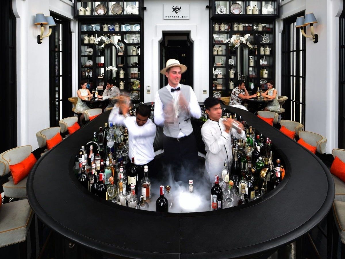 Khi bước vào The Long Bar, ấn tượng đầu tiên là quầy bar dài được thiết kế mô phỏng dải lụa.