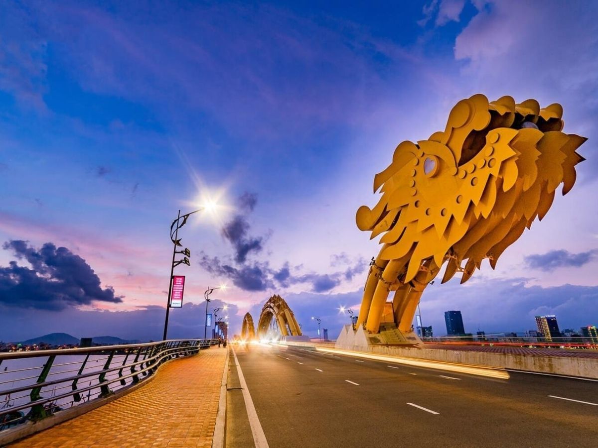Cầu Rồng thiết kế hình rồng vàng uốn lượn qua sông Hàn.