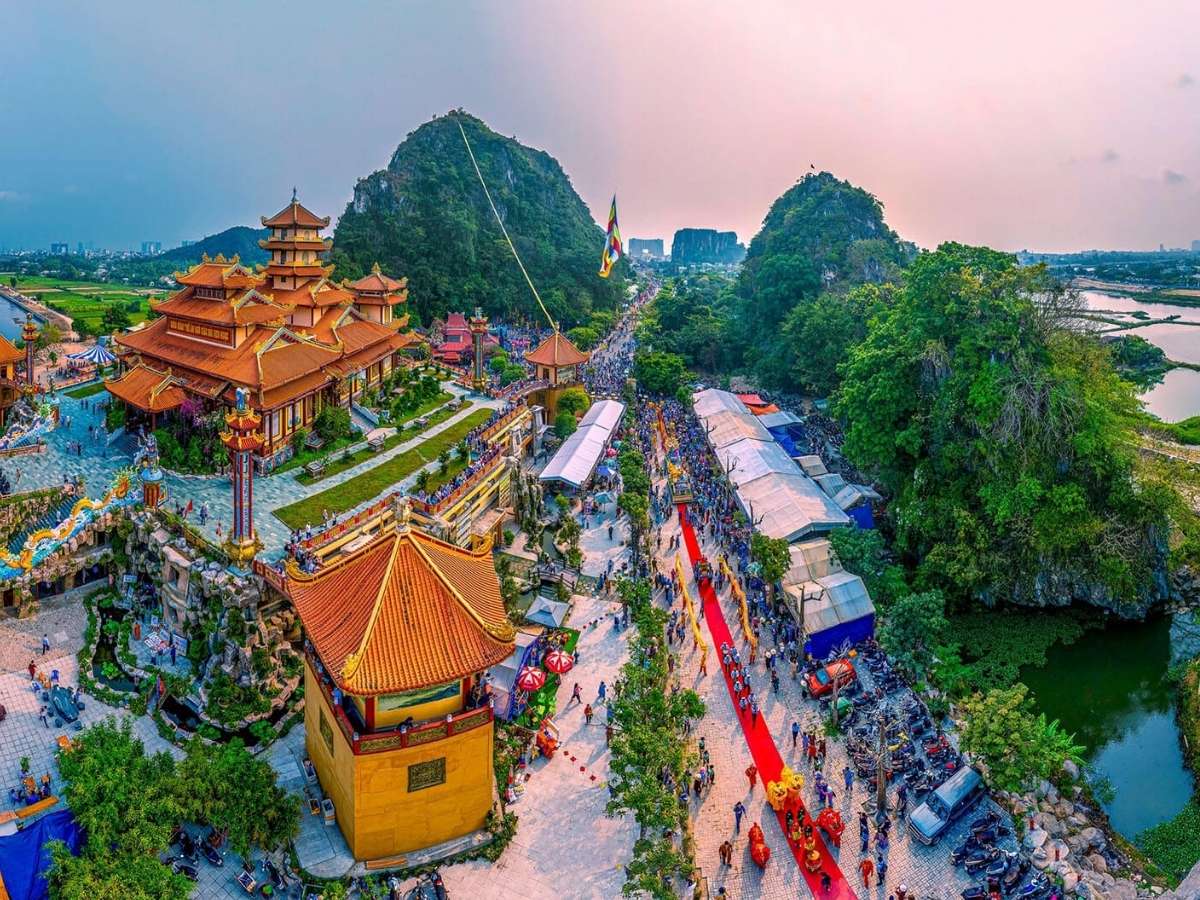 Ngũ Hành Sơn là quần thể 5 ngọn núi đá vôi, đá cẩm thạch được đặt theo ngũ hành.