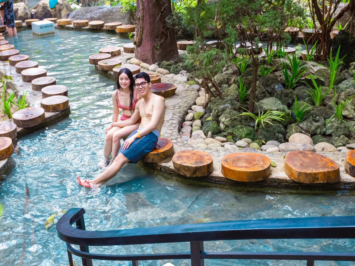 Suối khoáng Núi Thần Tài nổi bật với nguồn khoáng chất tự nhiên tốt cho sức khỏe.