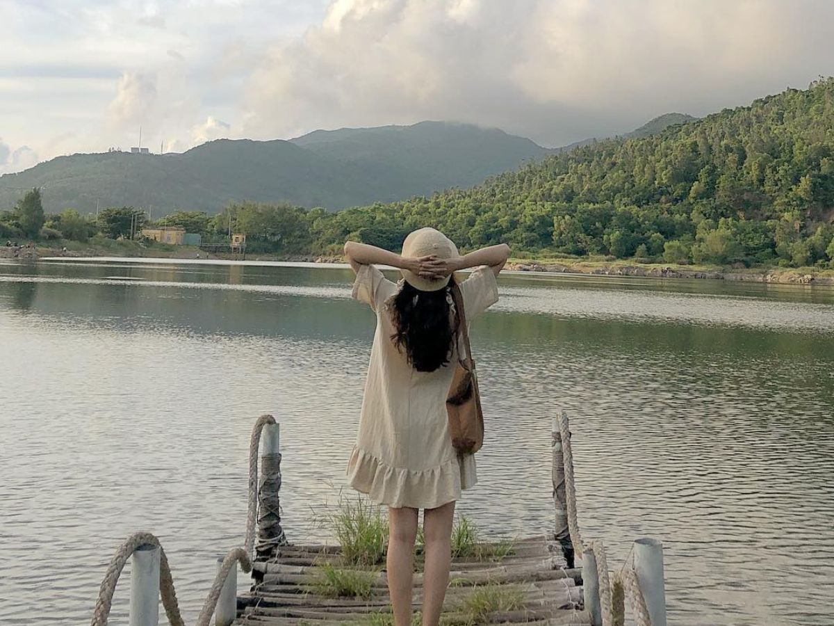 Hồ Xanh gây ấn tượng với vẻ đẹp yên bình và tĩnh lặng. 