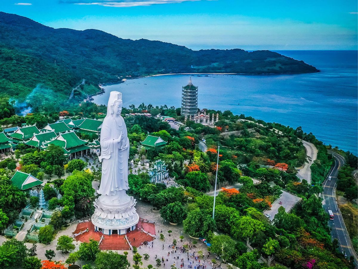 Chùa Linh Ứng Bãi Bụt nổi bật với kiến trúc giao thoa truyền thống và hiện đại. 