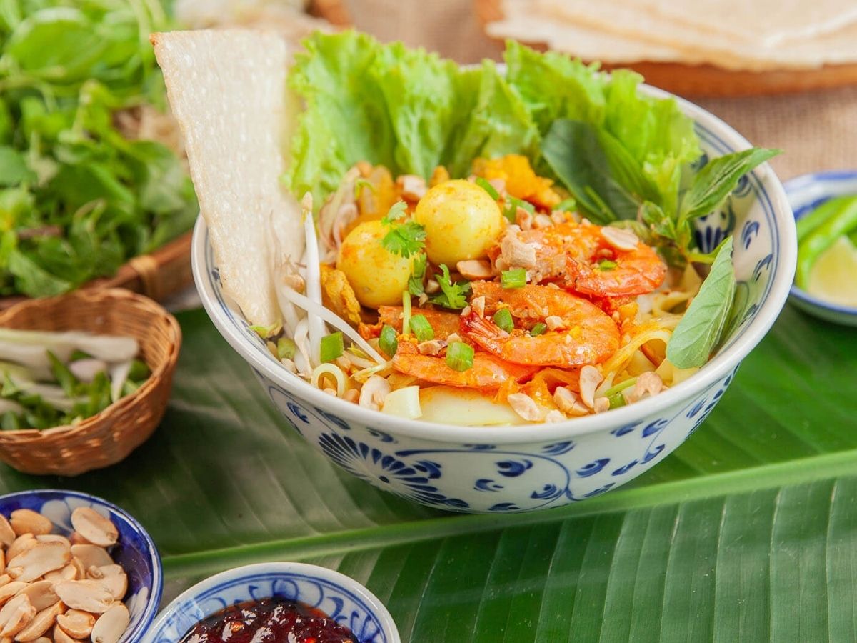 Khu vực quanh cầu Rồng tập trung nhiều quán ăn đặc sản Đà Nẵng hấp dẫn.