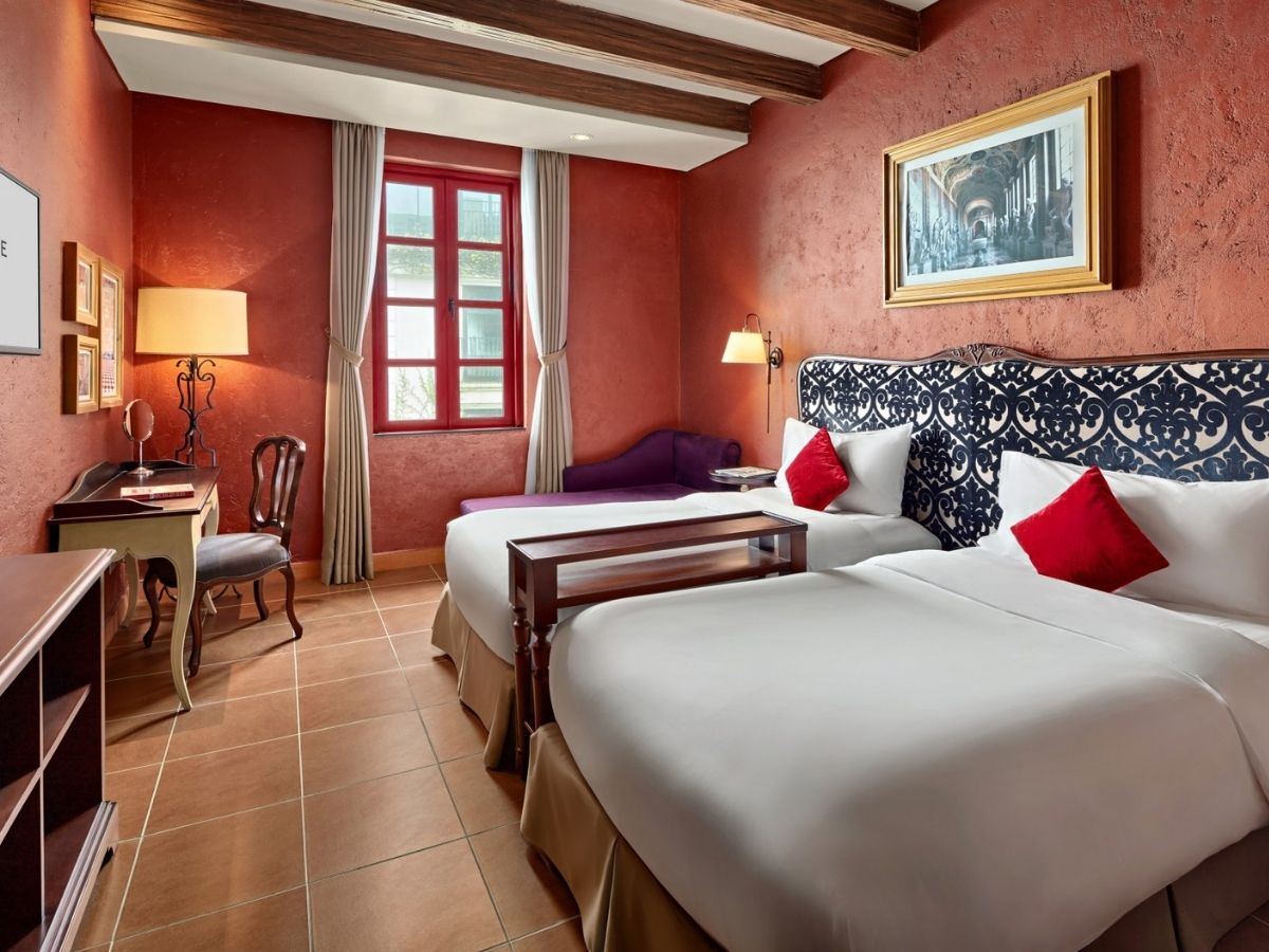 Nếu muốn nghỉ tại Bà Nà Hills, bạn có thể chọn Mercure Danang French Village Bana Hills trên đỉnh.&nbsp;