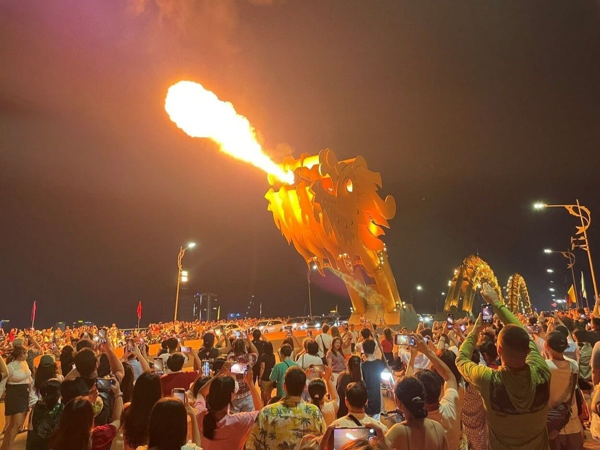 Thời gian cầu rồng phun lửa mấy giờ luôn được đông đảo du khách tìm kiếm khi đến Đà Nẵng.