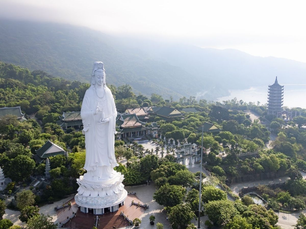 Tượng Quan Thế Âm hướng mặt ra biển Đông, ánh nhìn hiền hòa như dõi theo, che chở cho ngư dân Đà Nẵng. 