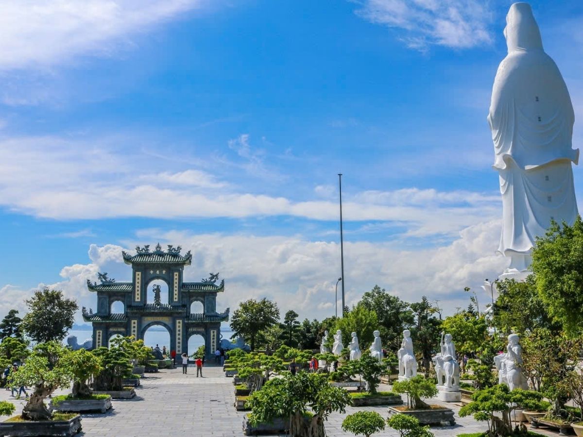 Việc di chuyển đến chùa Linh Ứng Sơn Trà khá dễ dàng với nhiều phương tiện để lựa chọn.