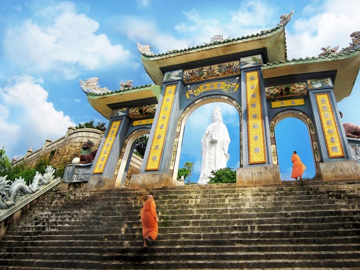 Kiến trúc của chùa Linh Ứng Sơn Trà là sự hòa quyện độc đáo giữa phong cách Phật giáo truyền thống và hơi thở hiện đại.