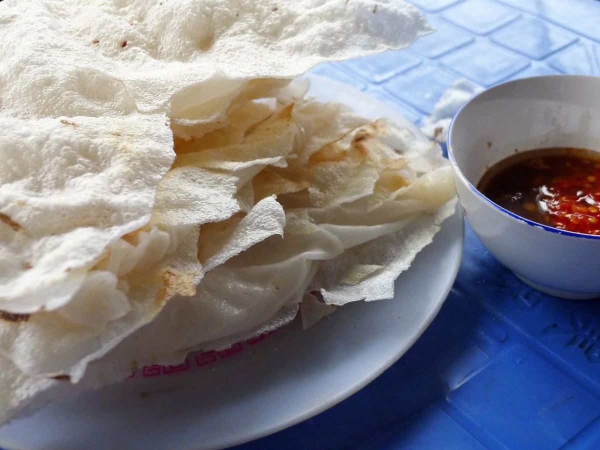 Bánh đập chấm cùng mắm nêm đậm đà là sự kết hợp tuyệt vời.