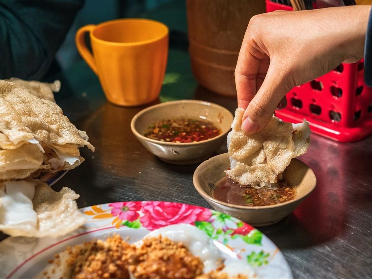 Thực khách có thể điều chỉnh lượng mắm chấm bánh đập và gia giảm ớt cay cho phù hợp với khẩu vị.