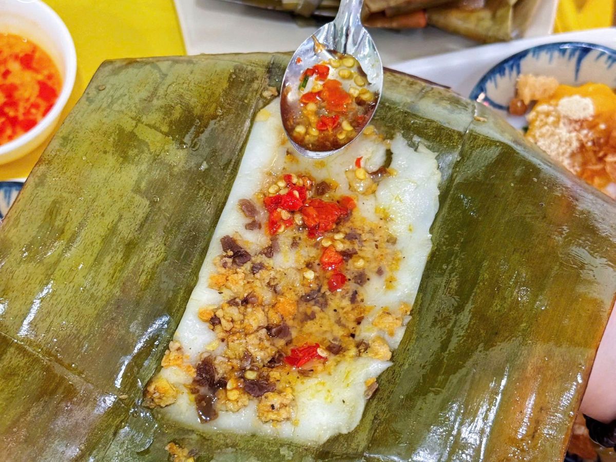 Bánh nậm Bà Tiên với bánh mềm ngon ăn kèm với nước mắm chua ngọt chuẩn vị.