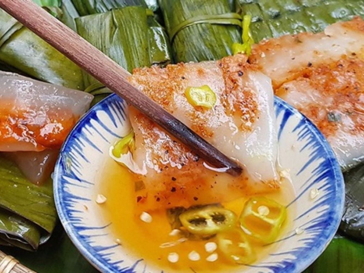 Thưởng thức bánh nậm khi còn ấm để cảm nhận được độ ngon trọn vẹn.