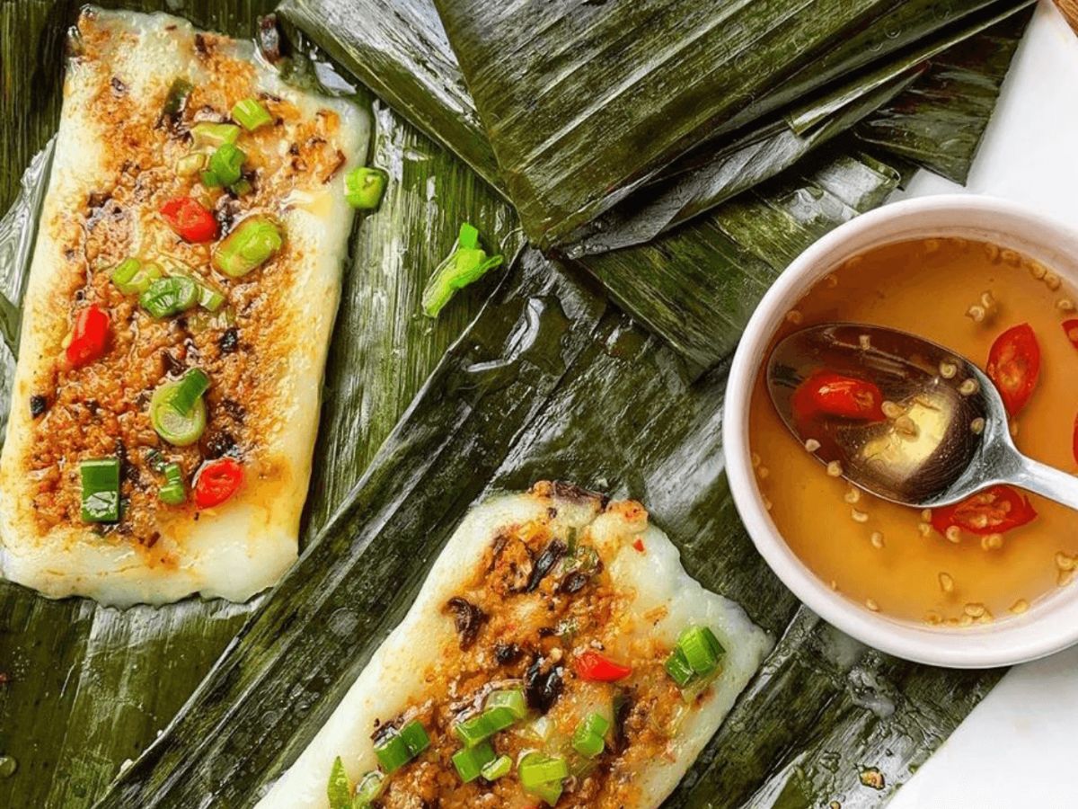 Bánh nậm Bà Bé được thực khách ưa thích với bánh mềm dẻo và nhân tôm thịt đậm đà.