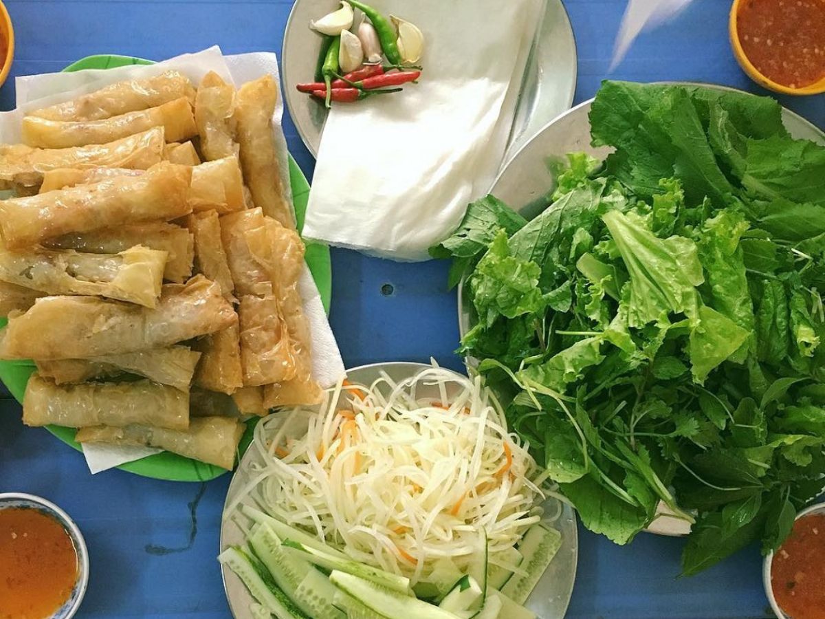 am cuốn cải Đà Nẵng là món ăn rất dễ tìm thấy ở những quán ăn vặt đường phố.