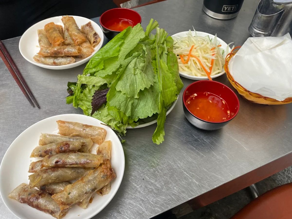 Ram cuốn cải Gì Hoa nổi tiếng ở Đà Nẵng với phần ram chiên giòn rụm và nước chấm vừa vị.