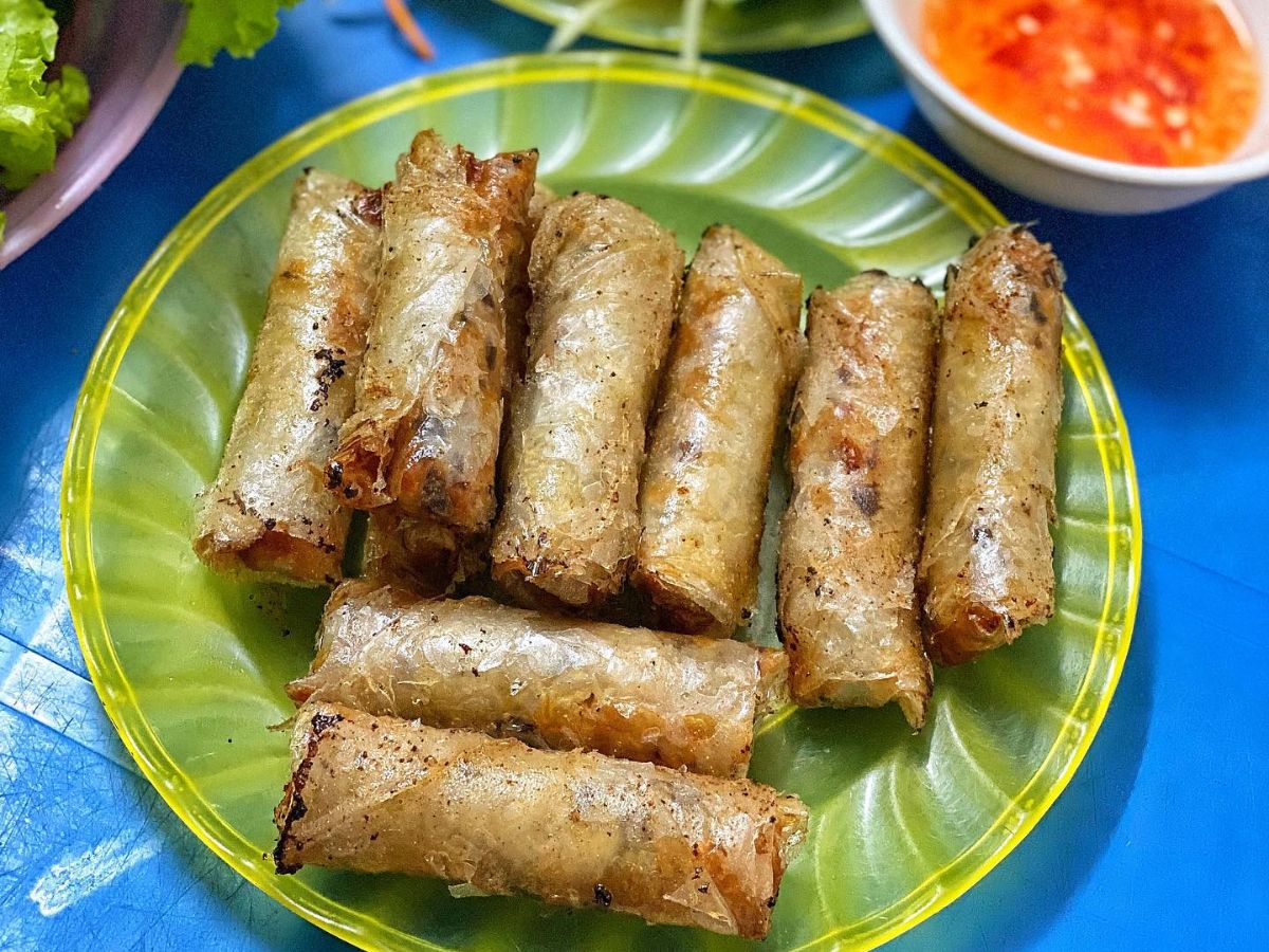 Ram cuốn cải Bà Thanh ở đường Đào Duy Từ với hơn 20 năm bán ở Đà Nẵng được nhiều thực khách ưa chuộng.