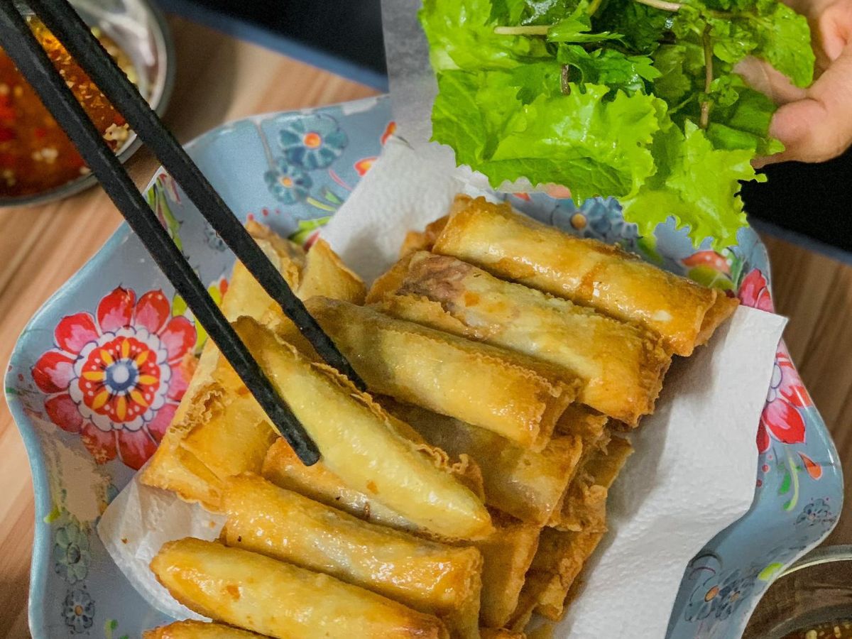 Ăn ram cuốn cải Đà Nẵng khi còn nóng giòn sẽ ngon hơn.