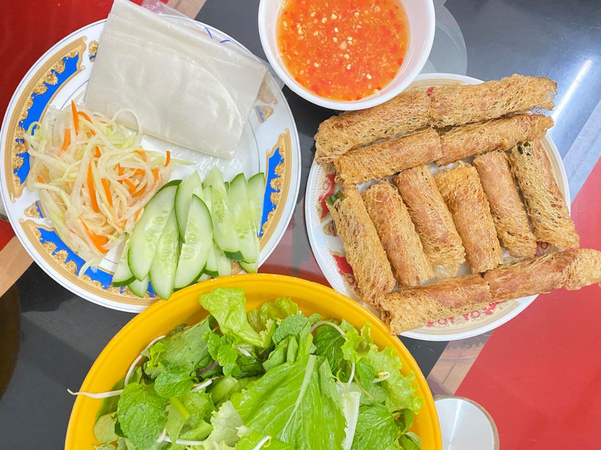 Ram cuốn cải ở Bếp Bà Ngoại Đà Nẵng nổi tiếng với phần ram chiên vàng giòn và rau sống sạch sẽ.