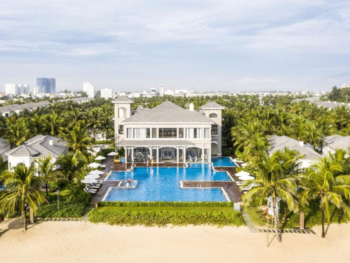 Villa nằm sát biển phù hợp cho gia đình vui chơi tại bãi biển.