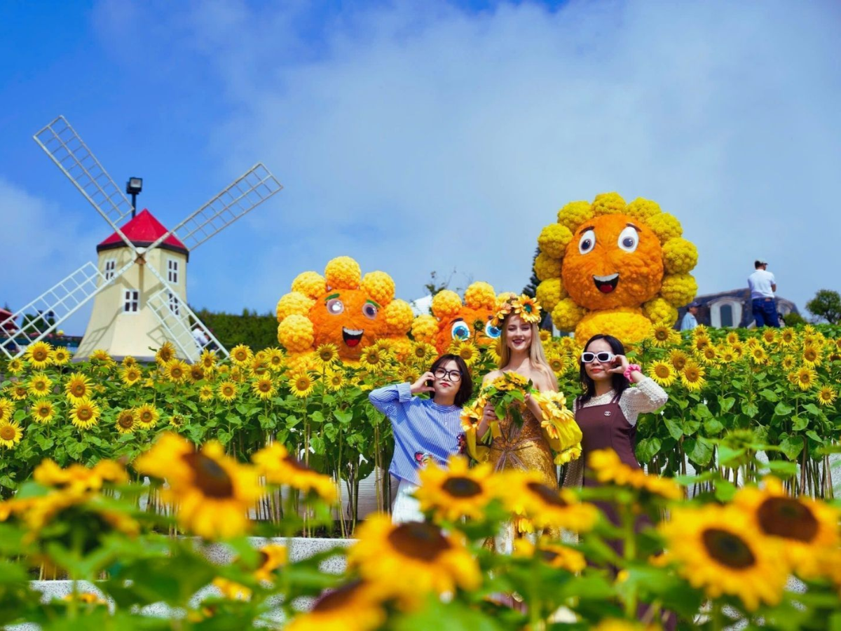 Du khách thích thú chụp hình tại vườn hoa Le Jardin d’Amour.
