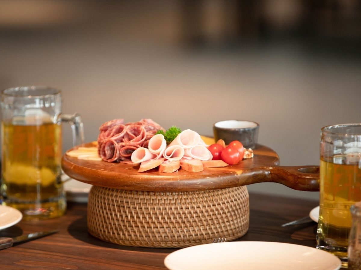 Thực đơn Ba Na Brew House phục vụ buffet với hơn 100 món Âu và Á, sử dụng nguyên liệu nhập khẩu chất lượng cao.