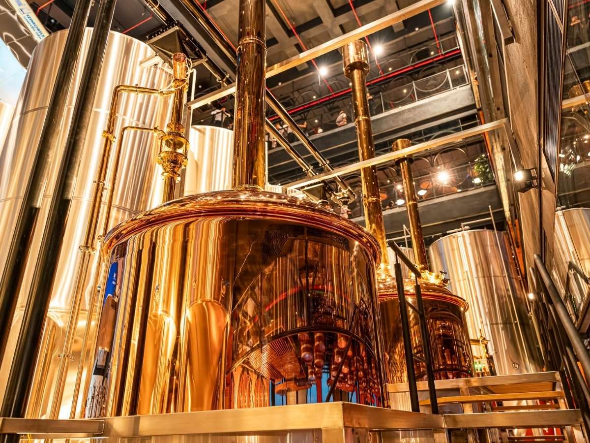 Kiến trúc của Ba Na Brew House gây ấn tượng mạnh mẽ ngay từ cái nhìn đầu tiên bởi sự hòa quyện tinh tế của hai nền văn hóa Đông Tây.&nbsp;