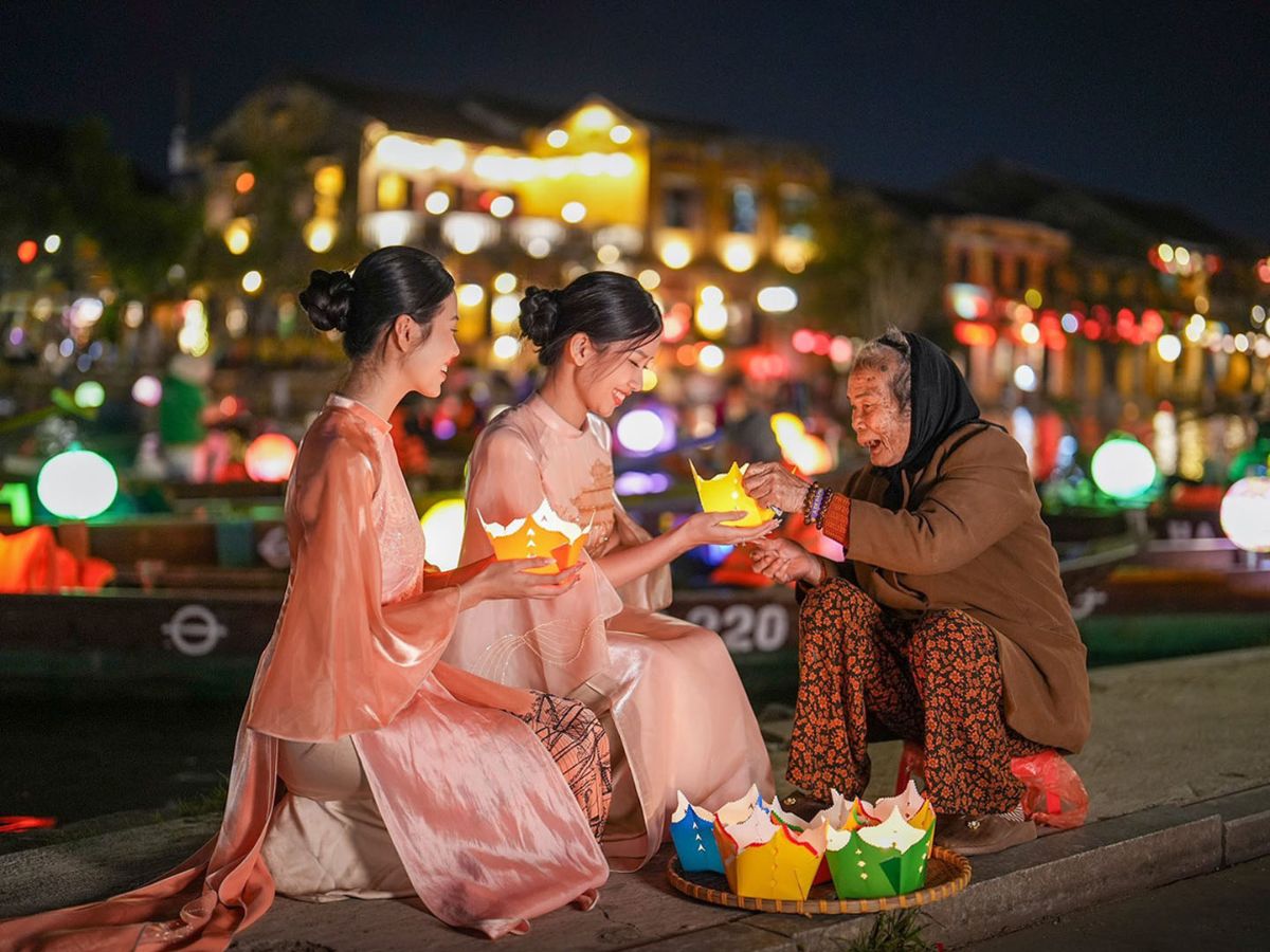 Du khách không nên bỏ lỡ trải nghiệm thả hoa đăng trên sông Hoài khi đến du lịch tại phố cổ Hội An.