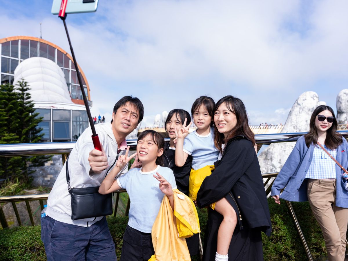 Du khách lưu giữ những khoảnh khắc đáng nhớ tại Cầu Vàng trước khi tiếp tục hành trình vui chơi tại Fantasy Park.