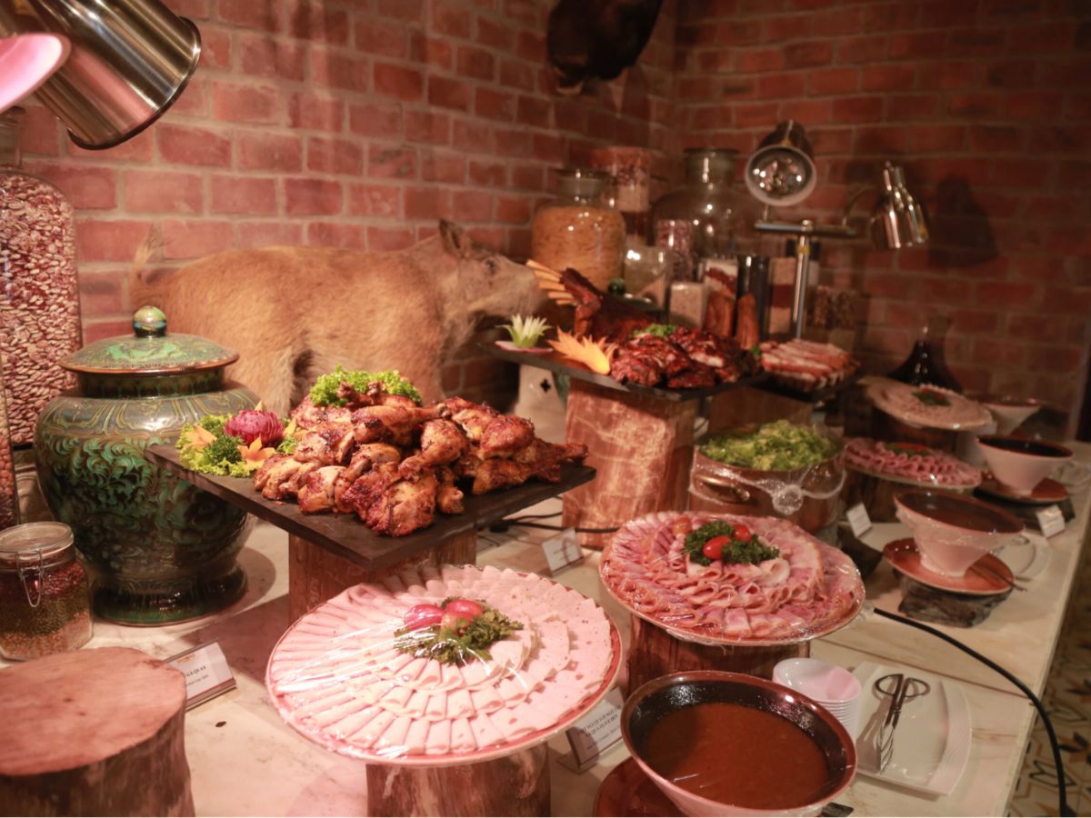 Thực khách thưởng thức buffet hơn 90 món tại Arapang.