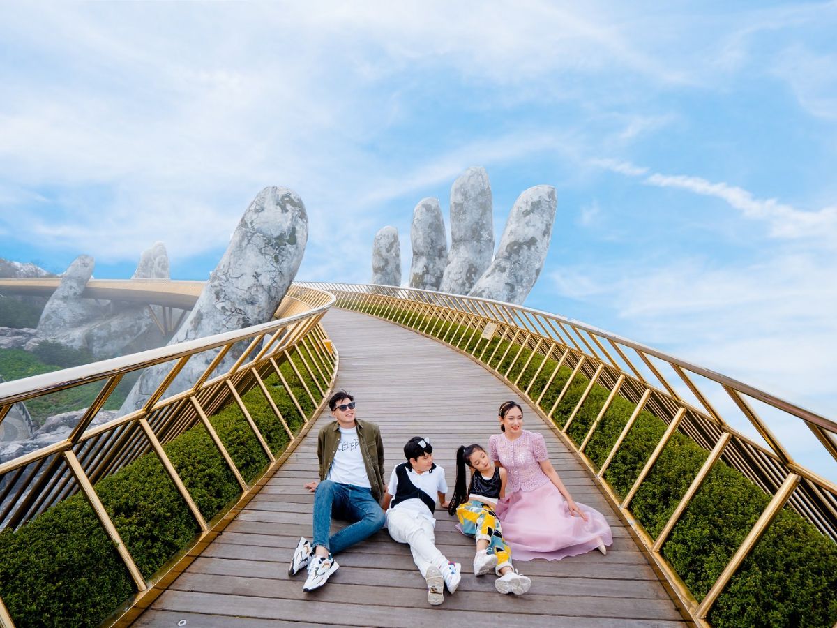 Cả gia đình lưu giữ những khoảnh khắc đáng nhớ tại Cầu Vàng – biểu tượng du lịch nổi tiếng của Bà Nà Hills.