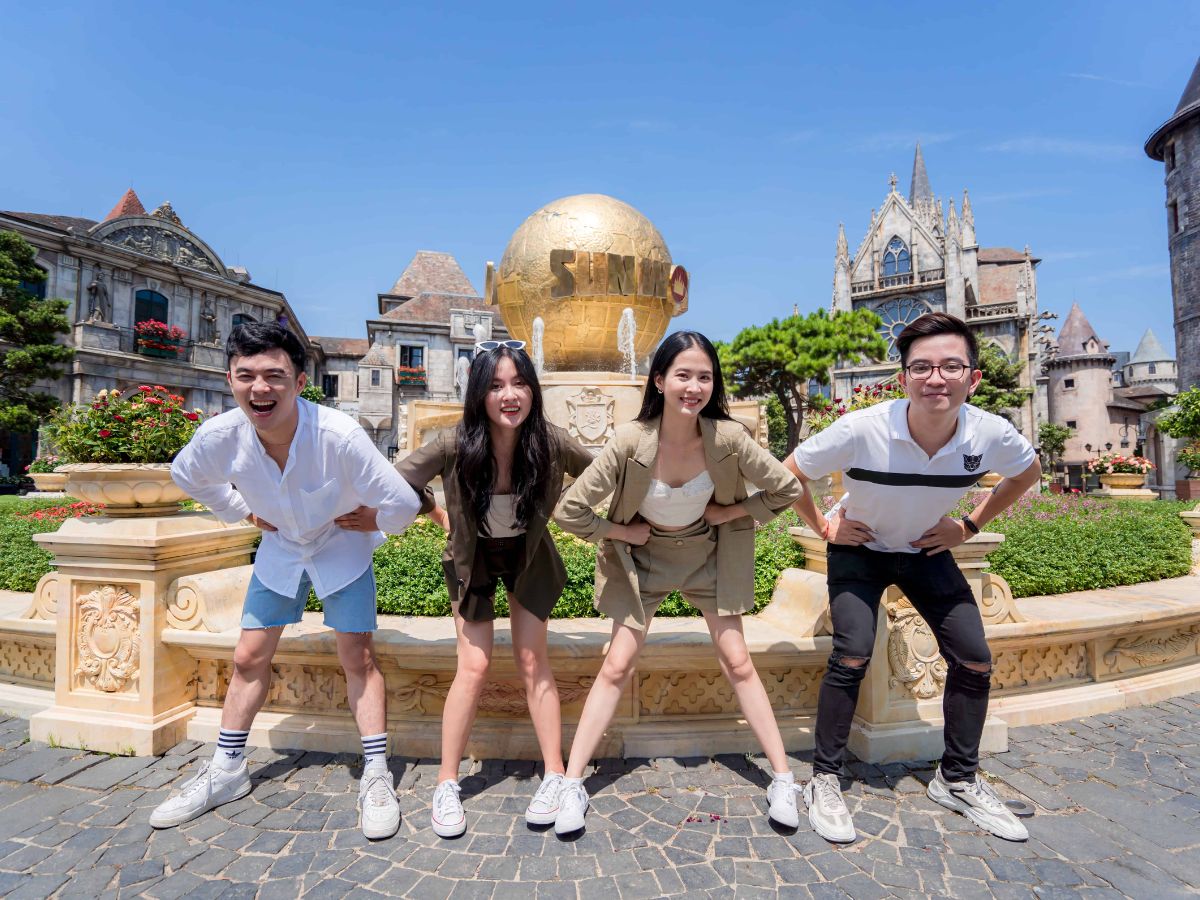 Những outfit basic với sơ mi, áo polo và tông màu trung tính luôn là lựa chọn phù hợp để check-in tại Bà Nà Hills.