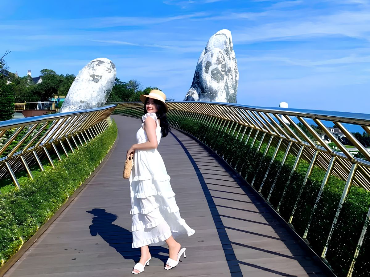 Váy trắng maxi là lựa chọn được nhiều du khách yêu thích khi check-in tại Cầu Vàng nhờ vẻ đẹp thanh lịch và nhẹ nhàng.