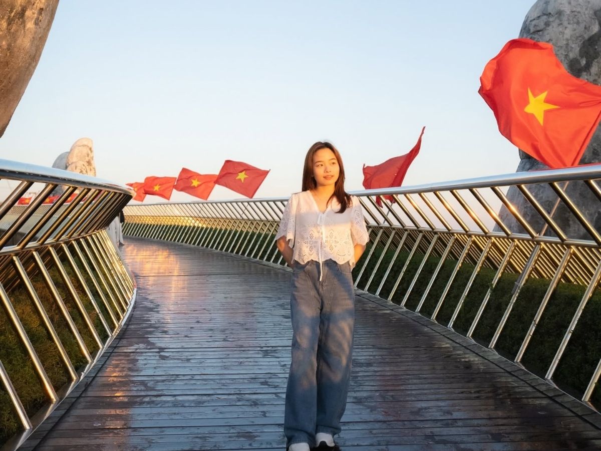 Chỉ với một tấm vé, du khách có thể thoải mái check-in tại Cầu Vàng.
