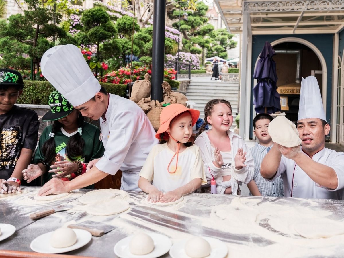Đồng thời hòa mình vào các lễ hội, carnival và show diễn nghệ thuật diễn ra xuyên suốt trong năm.