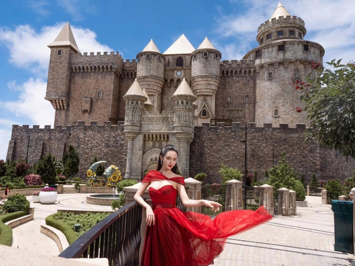Du khách có thể tham quan lâu đài Mặt trăng vào bất kỳ thời điểm nào trong ngày.