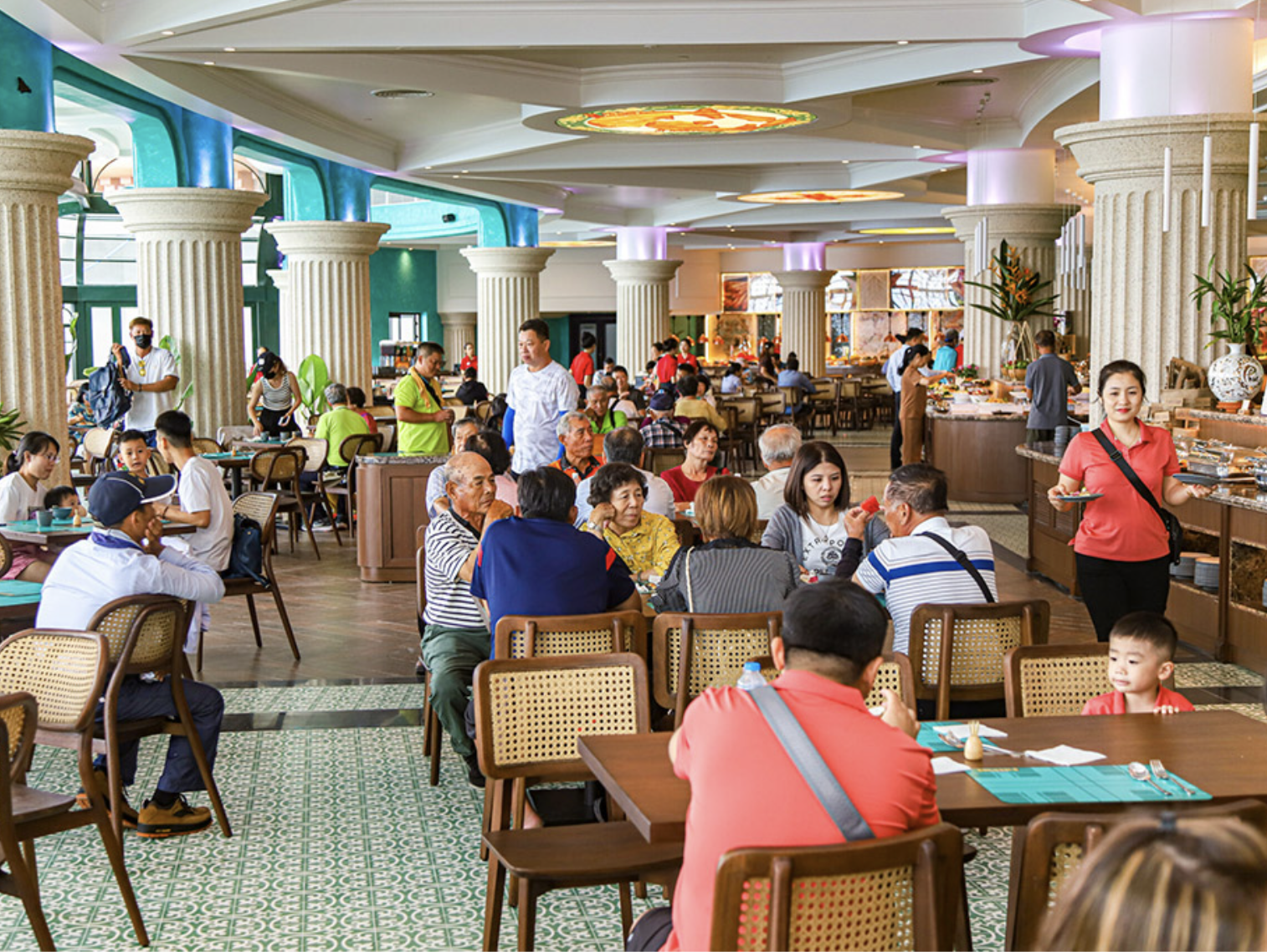 Combo kết hợp giữa vé cáp treo Bà Nà Hills và buffet trưa là lựa chọn tối ưu cả về trải nghiệm. (Nguồn: Sưu tầm)