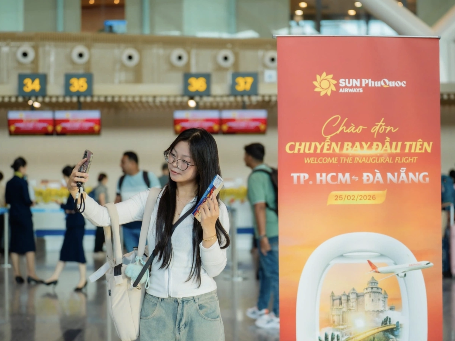 Du khách check-in trước khi làm thủ tục lên chuyến bay SPA đầu tiên từ TP. HCM đến Đà Nẵng. (Nguồn: Sưu tầm)