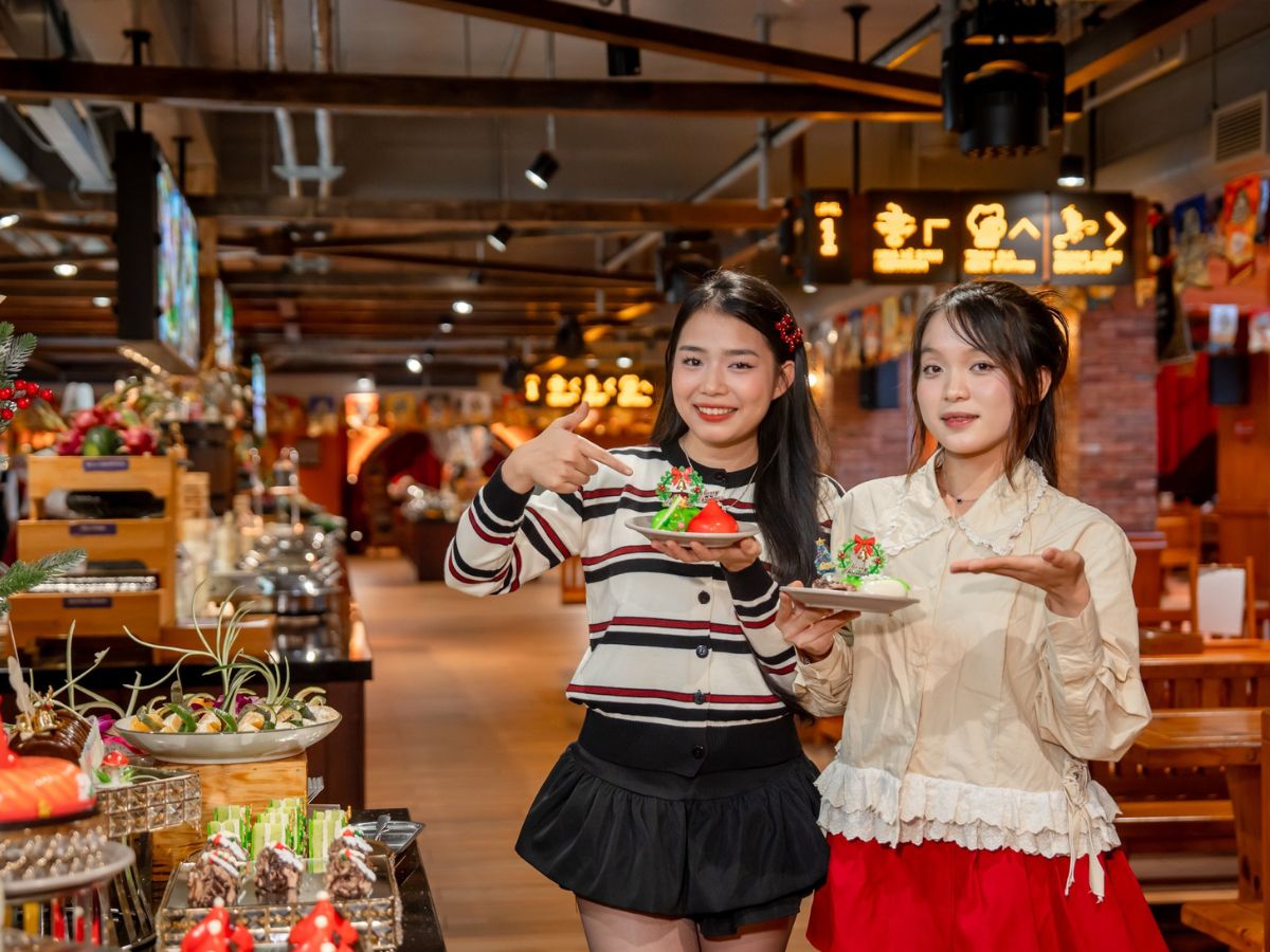 Du khách có thể mua combo vé ăn buffet kết hợp vé vào cổng để có được trải nghiệm vui chơi và ăn uống trọn vẹn tại Bà Nà Hills. (Nguồn: Sưu tầm)