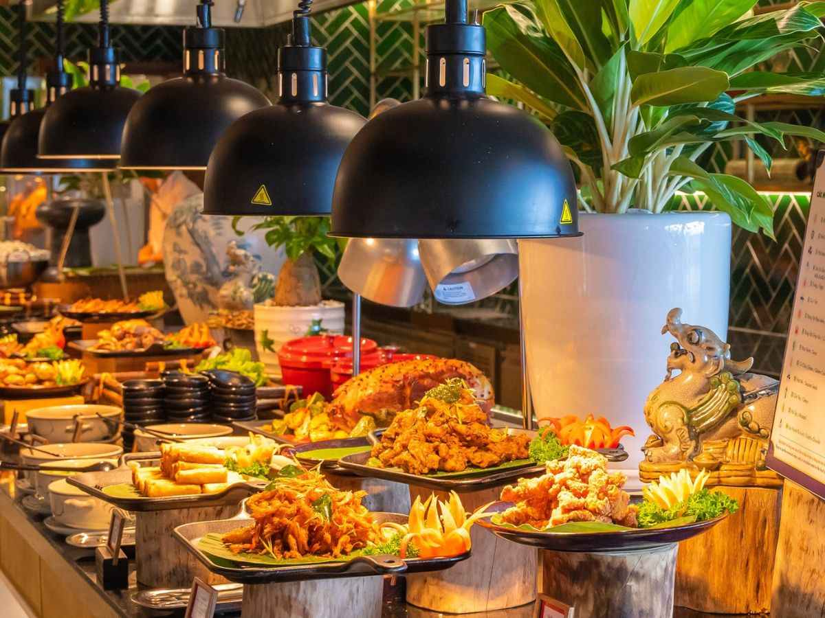 Việc có sẵn combo ăn trưa trong vé giúp các đoàn khách thuận tiện hơn trong việc sắp xếp lịch trình hợp lý ở Bà Nà Hills. (Nguồn: Sưu tầm)