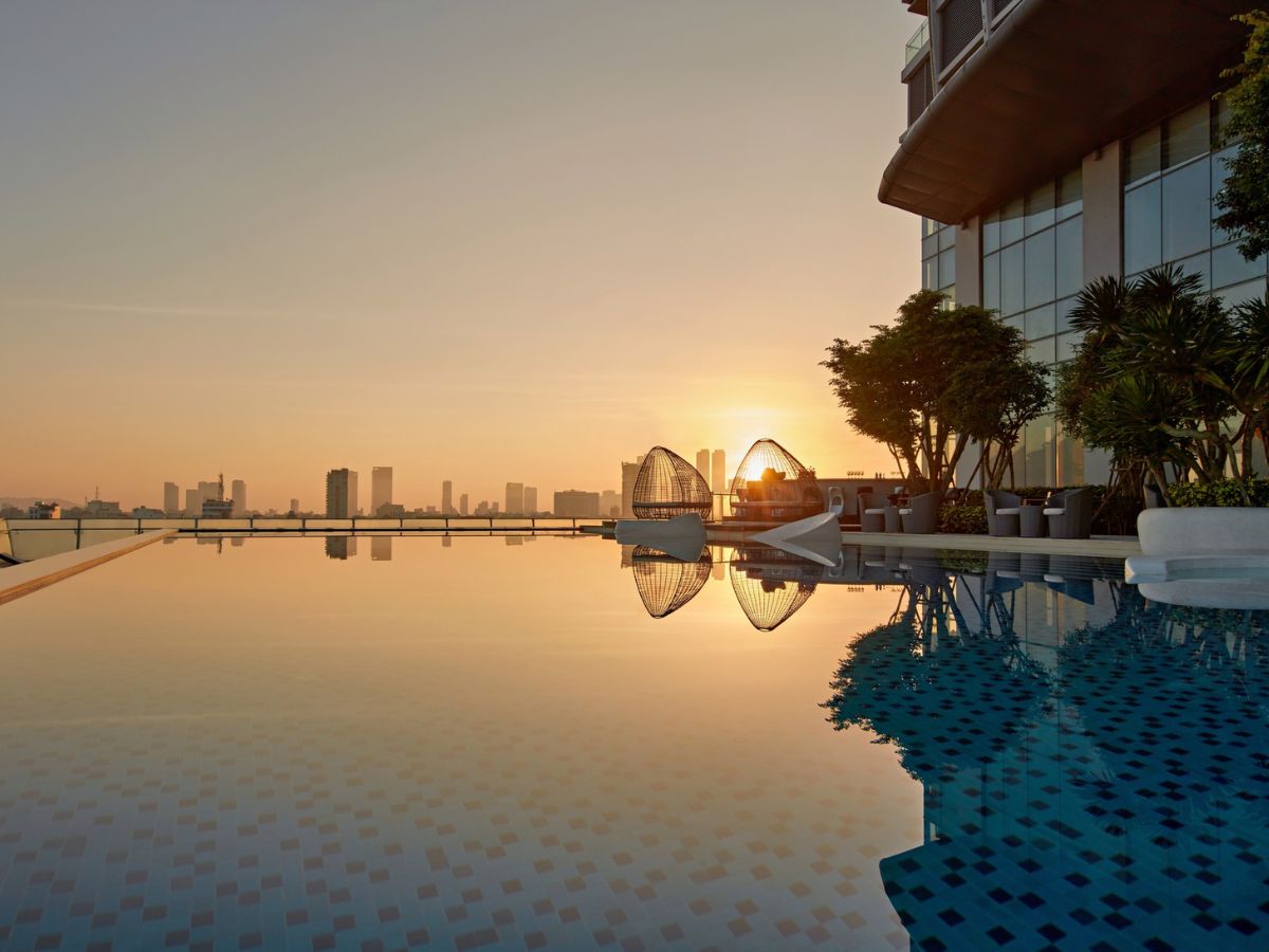 Không gian hồ bơi tại Novotel Danang Premier Han River mang đến sự thư giãn cho du khách