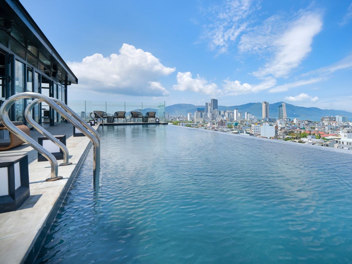 Hồ bơi vô cực tại Estrella Boutique Hotel có view nhìn toàn cảnh thành phố.
