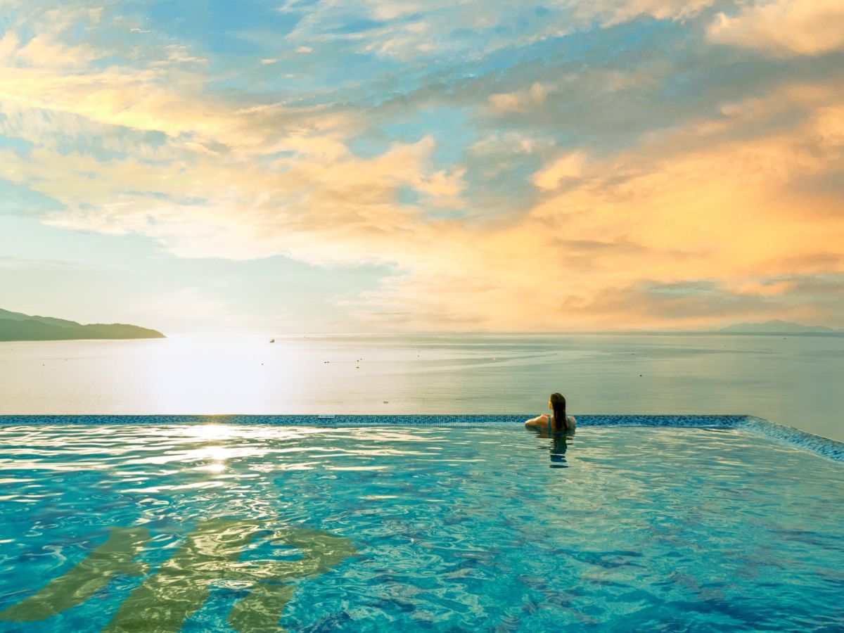 Hồ bơi tại Mandila Beach Hotel Danang cho du khách chiêm ngưỡng cảnh biển Mỹ Khê tuyệt đẹp.
