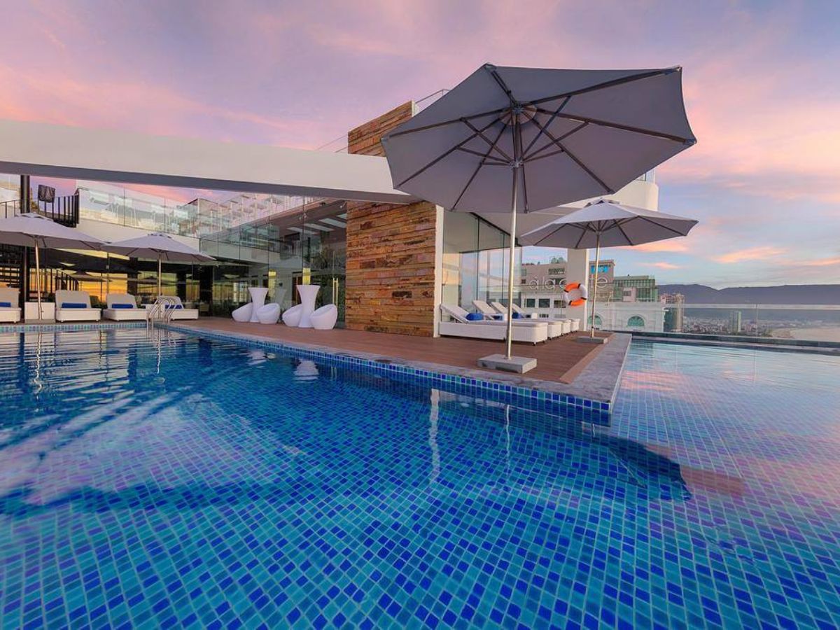 Parosand Danang Hotel có không gian hồ bơi sạch sẽ và tiện ích nghỉ dưỡng đa dạng đi kèm.