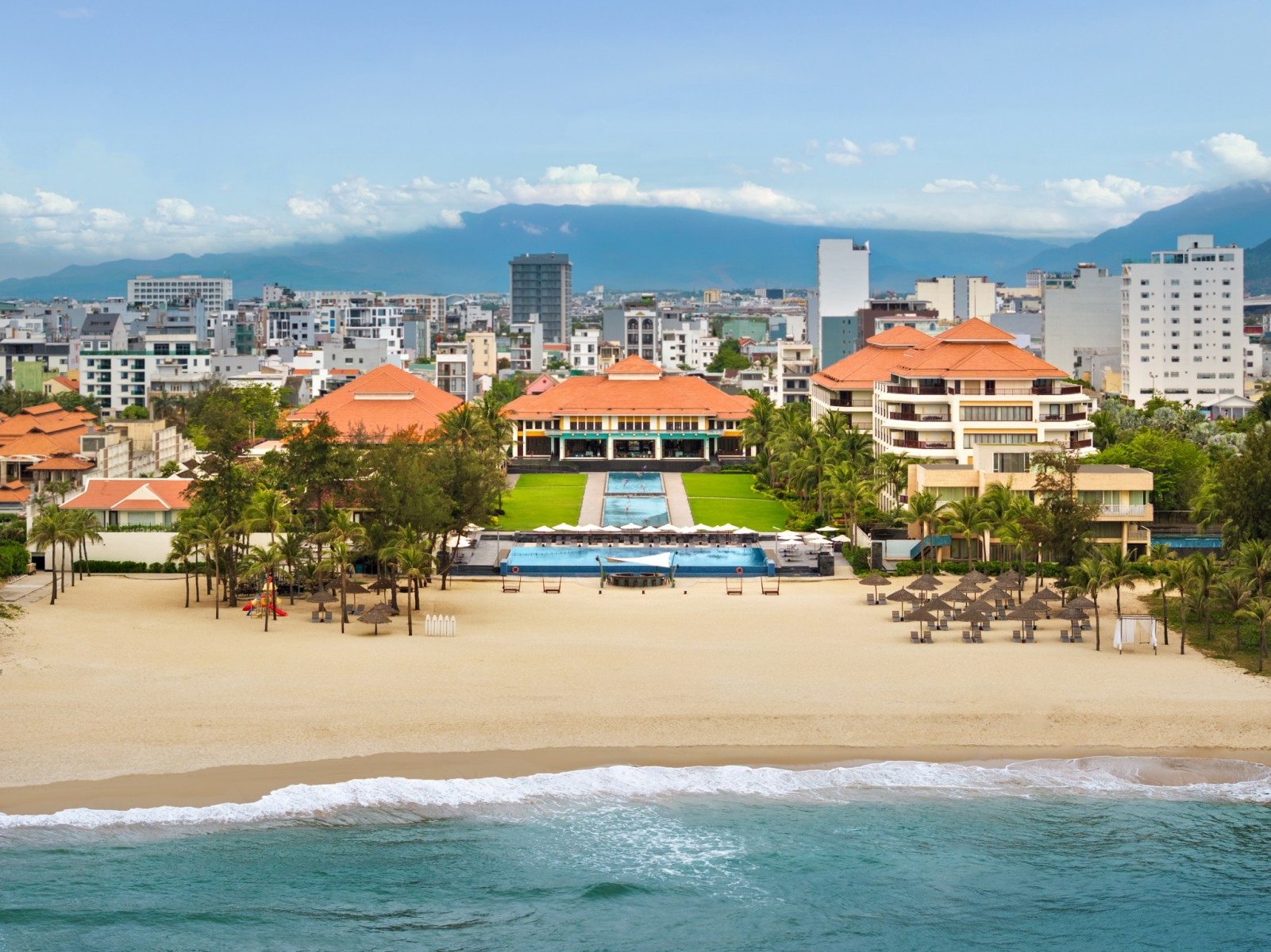 Du khách có thể đi thẳng từ phòng nghỉ hoặc khuôn viên resort ra biển.
